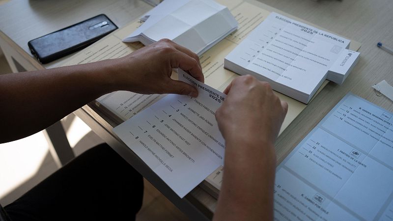 Carlos Malamud: "Kast es el favorito, pero las elecciones hay que ganarlas" - Las mañanas de RNE | Escuchar