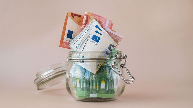 ¿Cuánto dinero deberías tener guardado en casa? - Economía de bolsillo | Escuchar