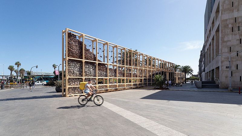 Quinta Fachada - El origen de Gran Canaria frente a una parada de autobús - Escuchar ahora