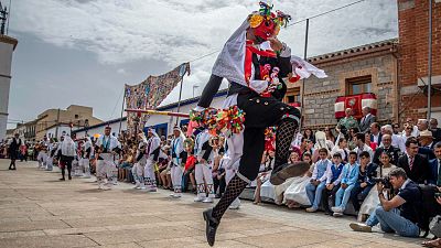 Danzantes y Pecados. El alma festiva de Camu�as - Celebrando Espa�a | Escuchar