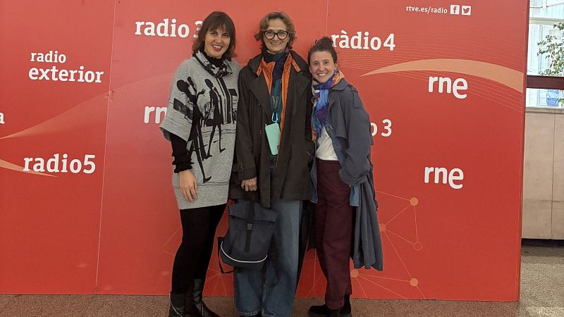 ¿Qué es ser bailarina? con Mónica Runde e Inés Narváez Arróspide - A compás | Escuchar