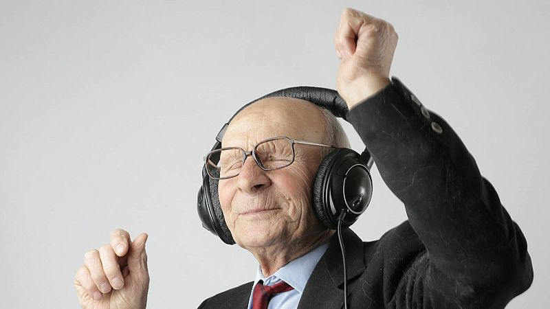 Bon dia i bona sort - Tens ms de 30 anys? Disculpa, per fas "olor a vell" - Bon dia i bona sort | Escoltar