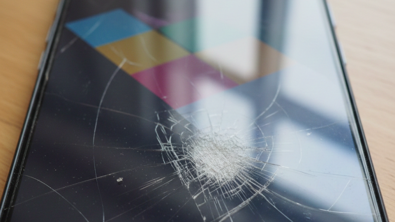 Bon dia i bona sort - Tens ratllada la pantalla del teu mbil, oi? Escolta com solucionar-ho! - Bon dia i bona sort | Escoltar