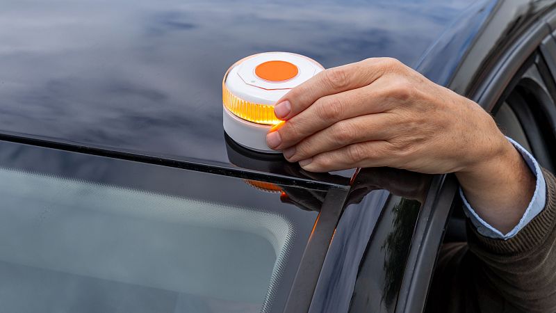 Seguridad vial en Radio 5 - V16: Una baliza para salvar vidas con más luces que sombras - 30/11/25 - Escuchar ahora