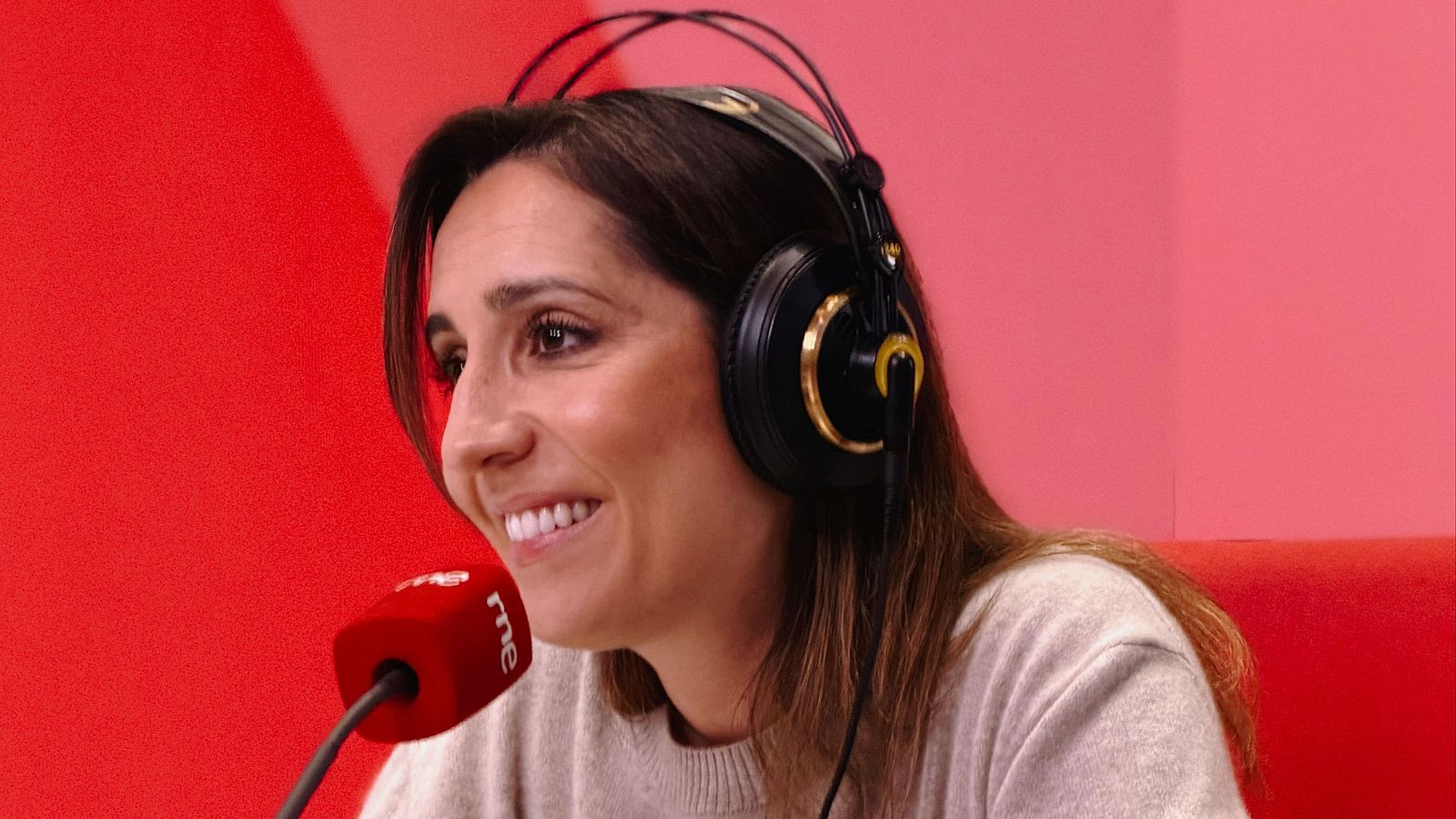 Ángela Banzas: un íntimo viaje de la oscuridad a la luz - Las mañanas de RNE | Escuchar