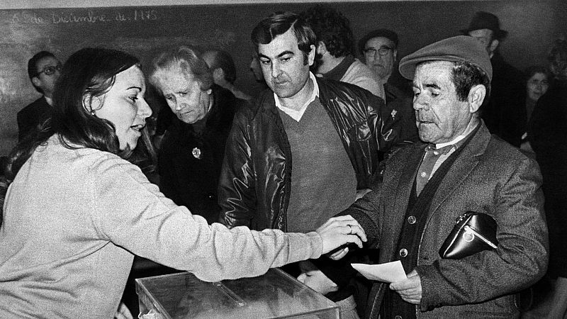 1978: España vota la Constitución en referéndum - Crónica de España | Escuchar