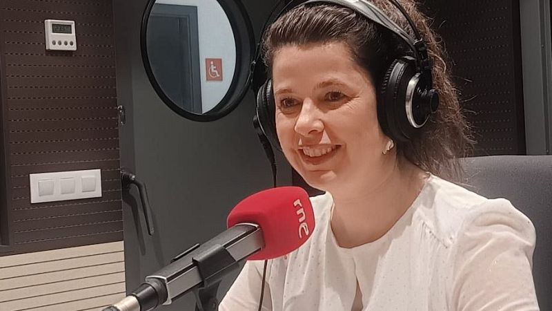 No es un día cualquiera - Dialenguando con Lola Pons | Escuchar