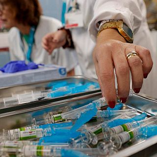 Vacuna, el mejor escudo contra una gripe que "nos puede aguar las fiestas"