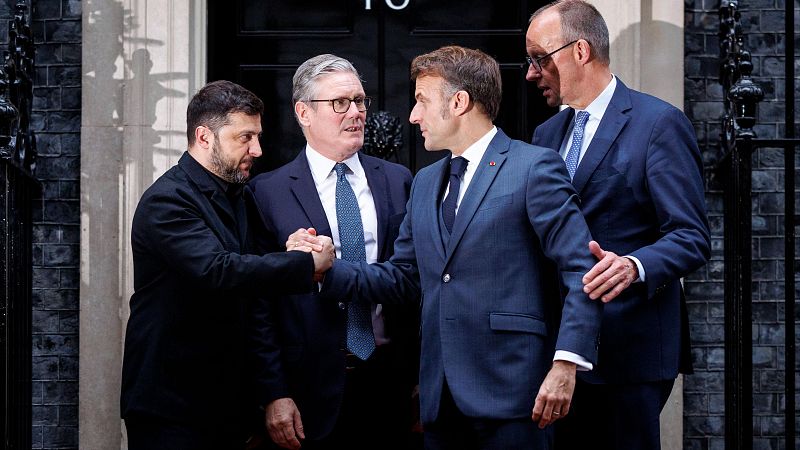 Crónica internacional -  Zelenski insiste en que no cederá a Rusia ningún territorio y prepara una nueva revisión del plan de paz