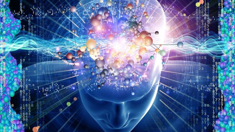 Una imagen futurista y abstracta muestra una silueta azul de una cabeza humana con el cerebro visible, lleno de esferas interconectadas. Flujos de datos numéricos y formas geométricas sugieren la conexión entre la mente y la tecnología.