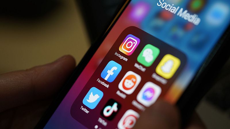 Australia limita el acceso de los menores a las redes sociales - Las mañanas de RNE | Escuchar