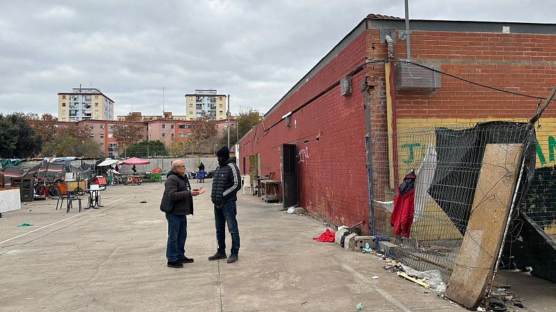 El mat� de R�dio 4 - Imminent desallotjament dels 400 migrants de l'institut B9 de Badalona - El mat� de R�dio 4 | Escoltar