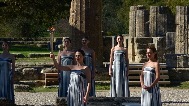 10.000 lugares para viajar con Ángela Gonzalo - Viajes inspiradores: del recorrido olímpico por Italia a los grandes destinos de invierno, navegando por mares y ríos - 14/12/25 - Escuchar ahora