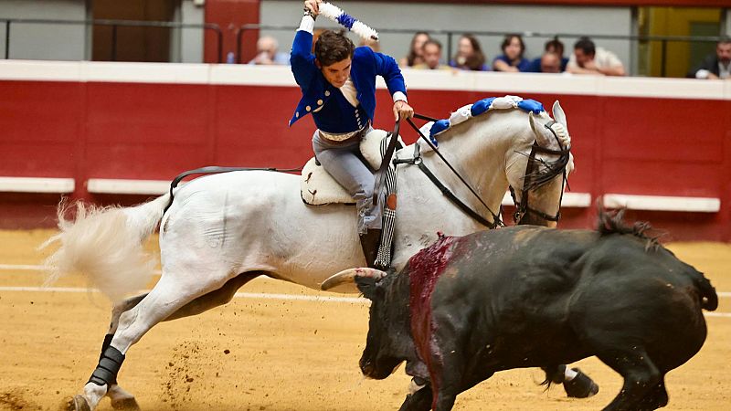 Guillermo Hermoso de Mendoza y tertulia sobre los primeros carteles de 2026 - Clarín | Escuchar
