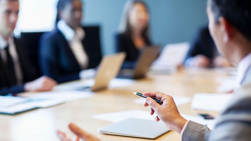 Los directivos de grandes empresas cobran 111 veces más que el salario medio - Las mañanas de RNE | Escuchar