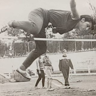 Albina Gallo, pionera del atletismo en España, da el testigo a Lucía Carrillo, su nieta y velocista internacional