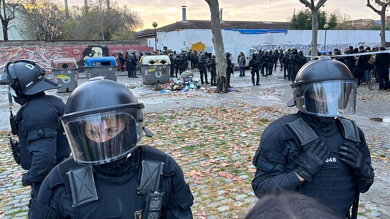 El mat� de R�dio 4 - Desallotjament de l'antic institut B9 de Badalona: centenars de persones al carrer a les portes de l'hivern - El mat� de R�dio 4 | Escoltar