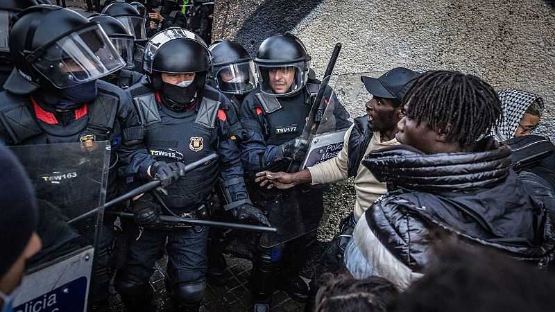 L'Ajuntament de Badalona desallotja unes 400 persones de l'antic Institut B9 - L'Entrellat | Escoltar