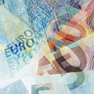 Podem parlar obertament del sou amb els nostres companys de feina?