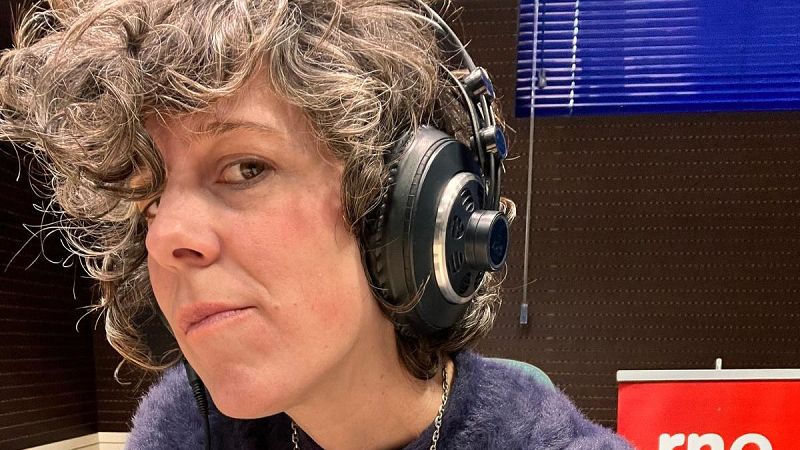 Libros de arena - Violeta Niebla y "Todo lo que hice por dinero" - Escuchar ahora