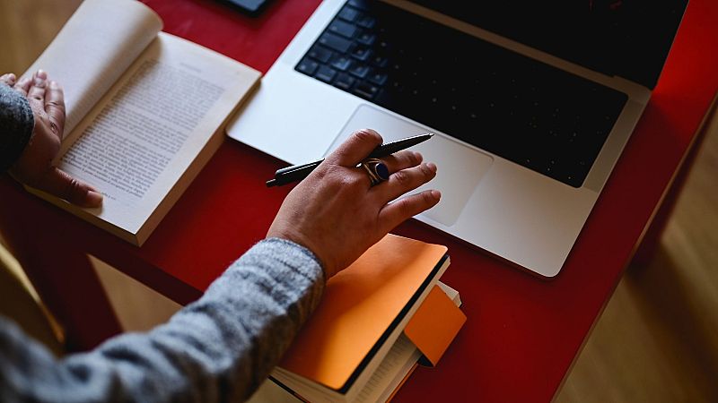 Creando que es gerundio - Redes sociales para autores nóveles - 21/12/25 - Escuchar ahora