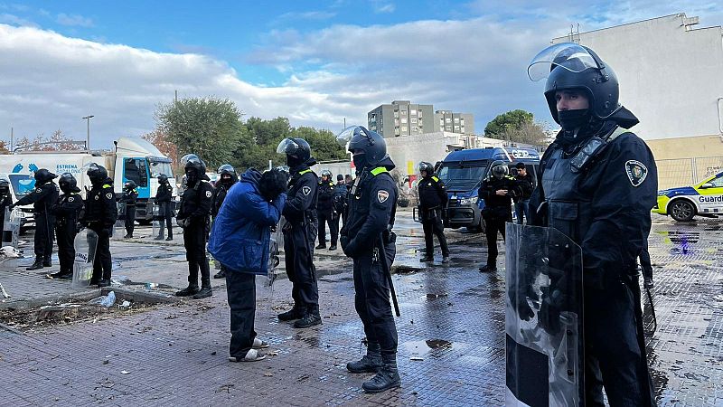 El Mat� de R�dio 4 - Aix� ha anat el desallotjament dels 50 migrants acampats davant del B9 de Badalona - El mat� de R�dio 4 | Escoltar