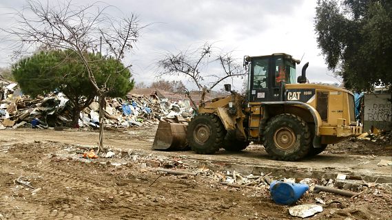 Enderrocades les barraques del pati de l?antic institut B9 de Badalona