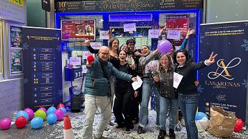 Festa grossa a Las Arenas pel tercer premi de la Loteria de Nadal!