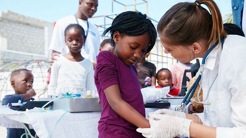 Unos 1000 voluntarios prestan atención sanitaria en África - África hoy | Escuchar