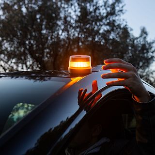 V16: Una baliza para salvar vidas con más luces que sombras