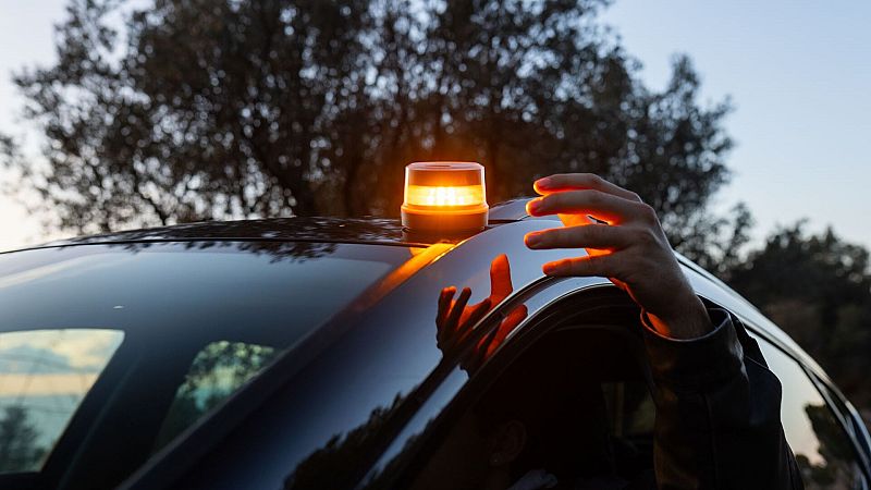 Más cerca - V16: Una baliza para salvar vidas con más luces que sombras