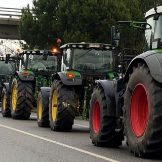 Els pagesos bloquegen l'Eix Transversal: "Hem de matar el 100% dels senglars i conills"