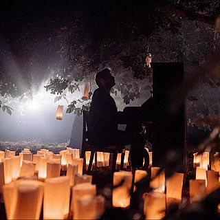 1 piano y 200 velas: la música encuentra el camino