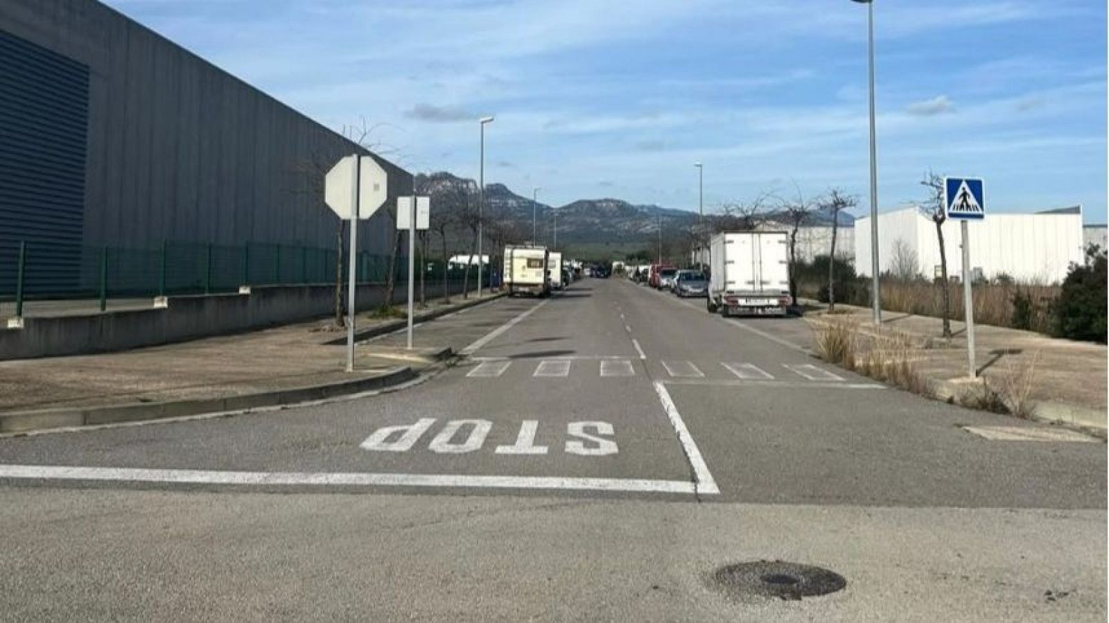 Festa il·legal a una nau abandonada a la Sénia, a Tarragona | Pilar Ribas