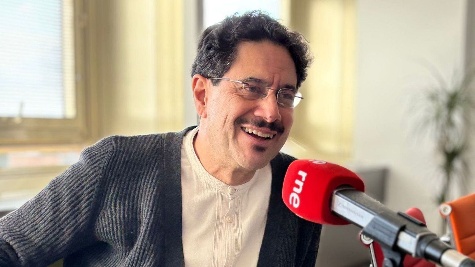 Cinco continentes - Iván Cepeda, candidato a la presidencia de Colombia: "Si hay un presidente que no coincide con los intereses de Estados Unidos se le puede deponer" - Escuchar ahora