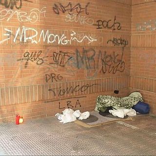 Moren dues persones sense llar en plena onada de fred