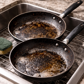 Com netejar bé les paelles i recuperar les cremades