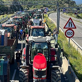 Els pagesos tallen carreteres i autopistes contra l'acord amb Mercosur