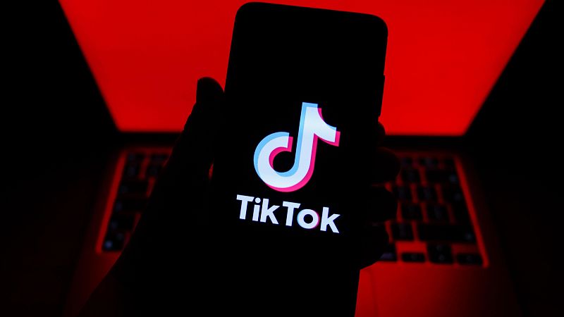 L'Entrellat - Francesc Feliu sobre l'streamer mort en directe: "Fa temps que els algorismes propicien aquestes conductes" - L'Entrellat | Escoltar