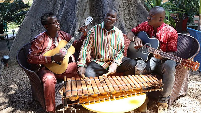 Mil mundos en Radio 5 - Guitari Baro - 09/01/26 - Escuchar ahora