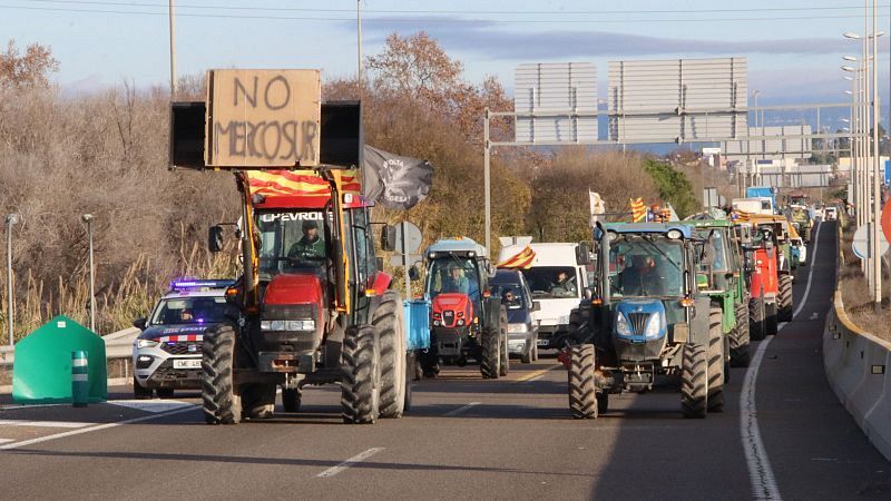 El Mat� de R�dio 4 - Els pagesos bloquegen les carreteres i els transportistes ho critiquen - El mat� de R�dio 4 | Escoltar