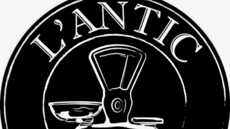 El primer restaurant a Barcelona amb barra lliure d?objectes de segona m� - S�n 4 dies | Escuchar