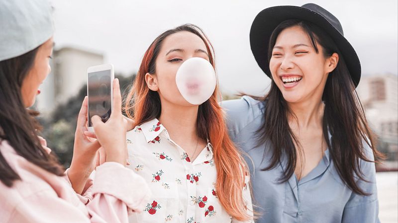 ¿En qué país está prohibido mascar chicles? - El despertador de RNE | Escuchar