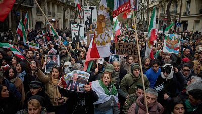 Iran� en Espa�a: "Hace d�as que no hablo con nadie de all�" - Mediod�a en RNE | Escuchar