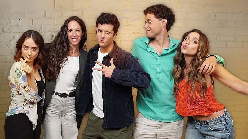 Modernitzar el model de feminitat clàssica, menys sexe entre parelles joves i les pràctiques sexuals dels homes - De nit | Escoltar