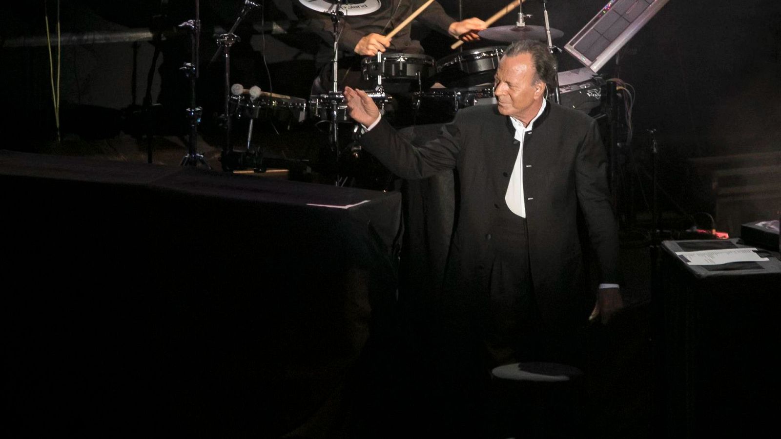 Dos extrabajadoras de las mansiones de Julio Iglesias le acusan de agresión sexual - Las mañanas de RNE | Escuchar