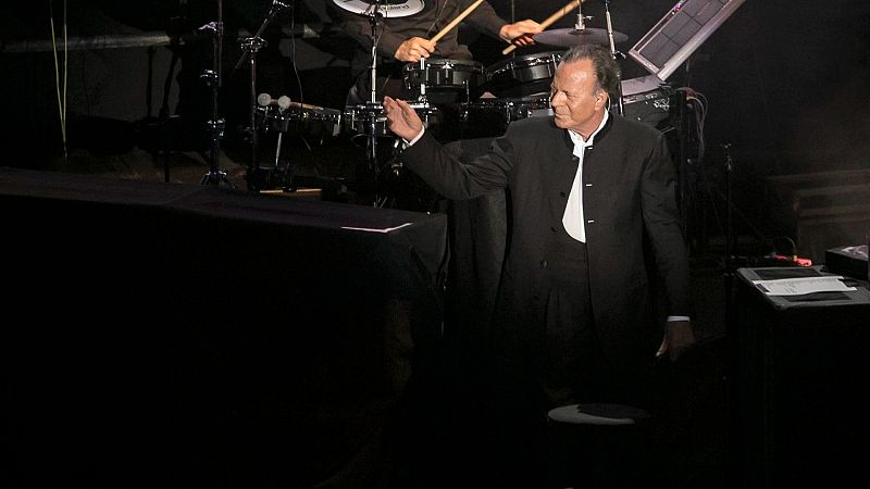 Dos extrabajadoras de las mansiones de Julio Iglesias le acusan de agresión sexual - Las mañanas de RNE | Escuchar