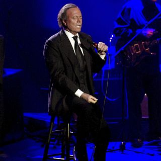 Women's Link: "Las denunciantes de Julio Iglesias temen que las contacten"