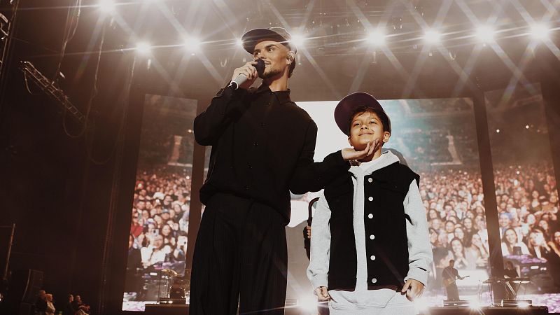 Patio de Voces en la Fiesta 20 aniversario de Abraham Mateo - Patio de voces | Escuchar