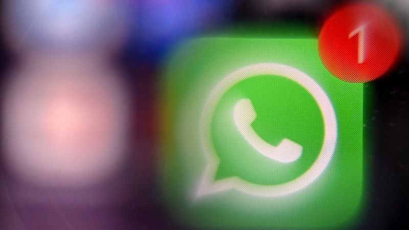 Per què amaguem el “vist” i el "en línia” a WhatsApp? - De nit | Escoltar